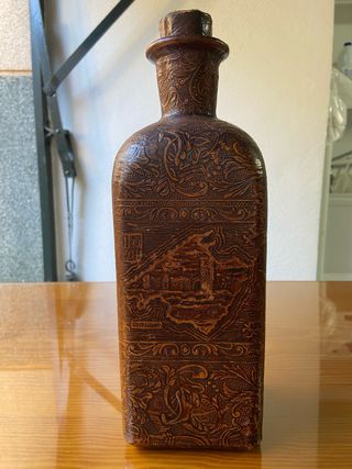 Botella de cristal forrada en cuero