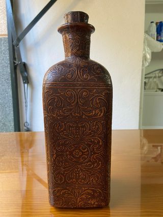 Botella de cristal forrada en cuero