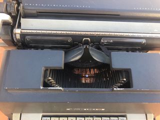 Maquina de ecribir Olivetti con carro