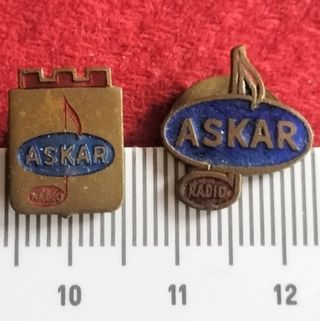 Dos antiguas insignias de ojal solapa Askar Radio