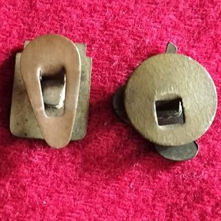 Dos antiguas insignias de ojal solapa Askar Radio