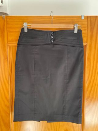 falda de tubo negra .Zara . vestir