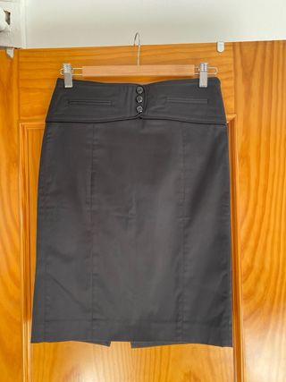 falda de tubo negra .Zara . vestir