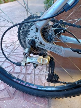 Bicicleta de montaña KTM aluminio muy ligera.