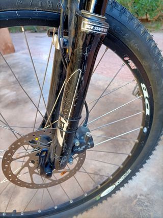 Bicicleta de montaña KTM aluminio muy ligera.