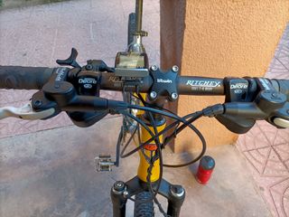 Bicicleta de montaña KTM aluminio muy ligera.