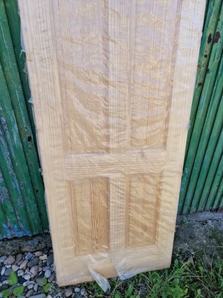 Puerta de casetones de madera