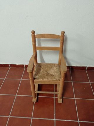 Cantareras grandes y soporte de madera