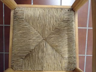 Cantareras grandes y soporte de madera