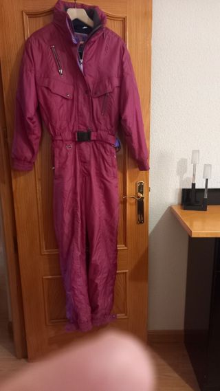 Mono esquí mujer. Nevica