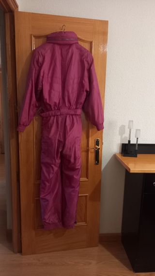 Mono esquí mujer. Nevica