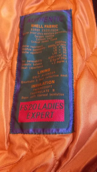 Mono esquí mujer. Nevica