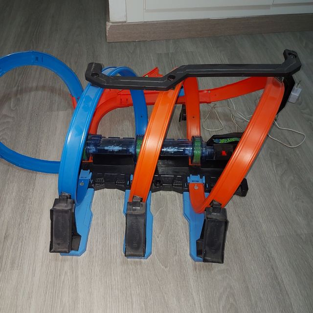 Hotwheels triple looping