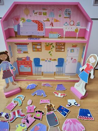Muñecas con ropa imantada y casa madera