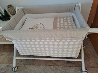 Minicuna con edredón+2juegos de sábanas+cambiador