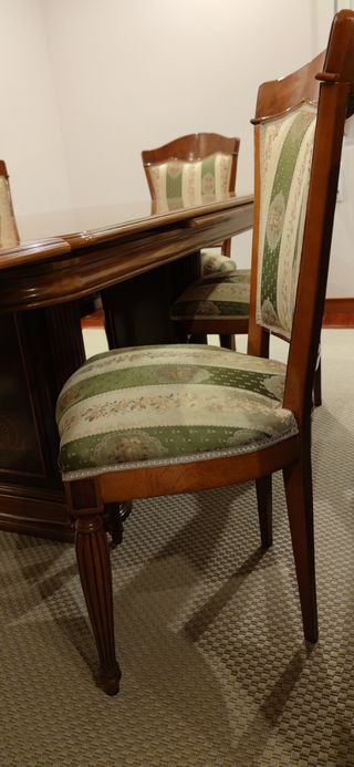 Mesa de comedor y sillas