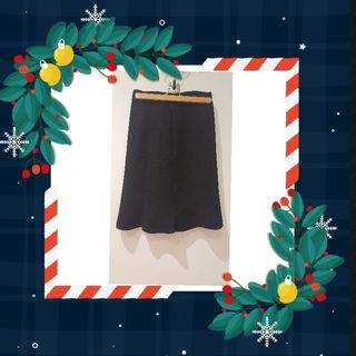 Falda negra con ondas en el bajo