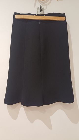 Falda negra con ondas en el bajo