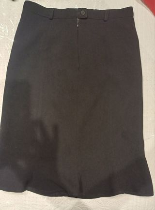 Falda negra con ondas en el bajo