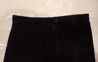 Falda negra con ondas en el bajo