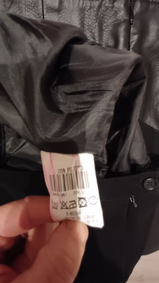 Falda negra con ondas en el bajo