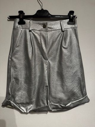 short polipiel plateado