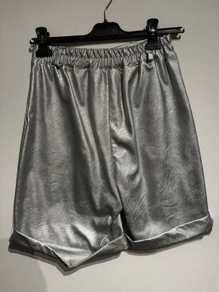 short polipiel plateado