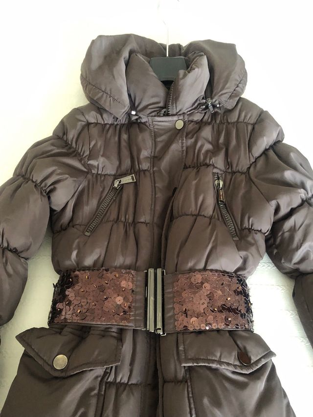 plumifero marron con cinturon de lentejuelas