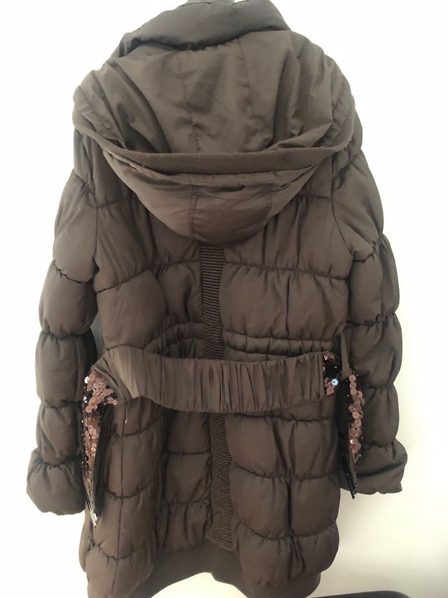 plumifero marron con cinturon de lentejuelas