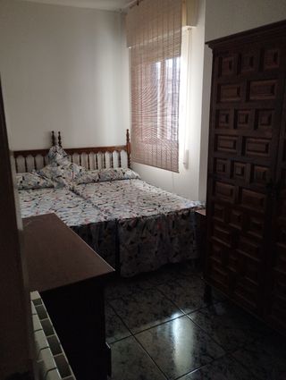 Dormitorio de dos camas, armario, cómoda , mesita