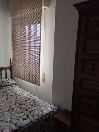 Dormitorio de dos camas, armario, cómoda , mesita