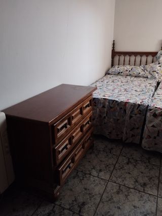 Dormitorio de dos camas, armario, cómoda , mesita