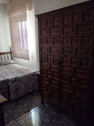 Dormitorio de dos camas, armario, cómoda , mesita