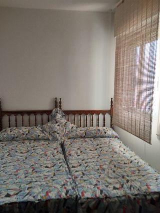 Dormitorio de dos camas, armario, cómoda , mesita