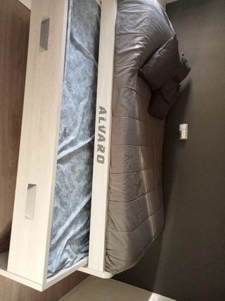 2camas con dos cajoneras grande con 2 colchones de