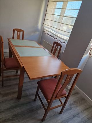 Mesa de comedor extensible.