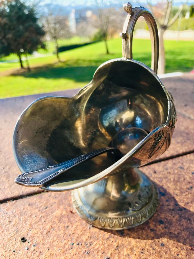 ANTIGUO AZUCARERO CON FORMA DE COPA Y CUCHARILLA