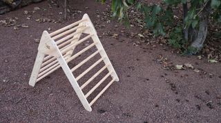 Triangulo Pikler con madera reciclada