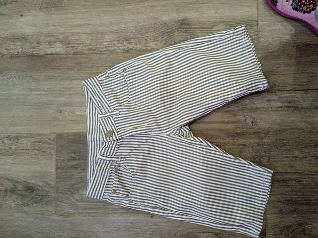 Lote de dos pantalones y una camiseta