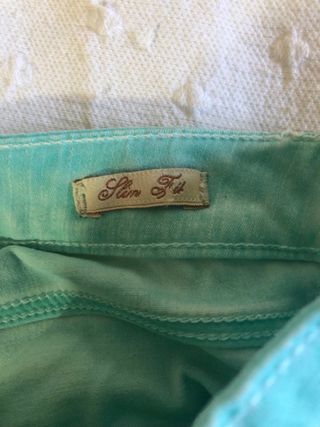 pantalon azul turquesa efecto encerado
