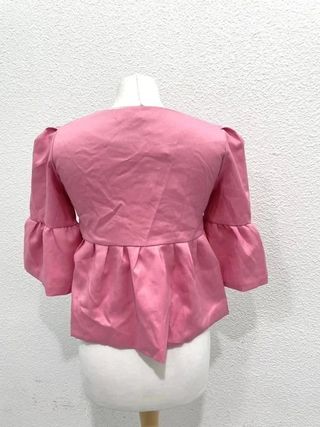 Chaquetita rosa con volantes nueva