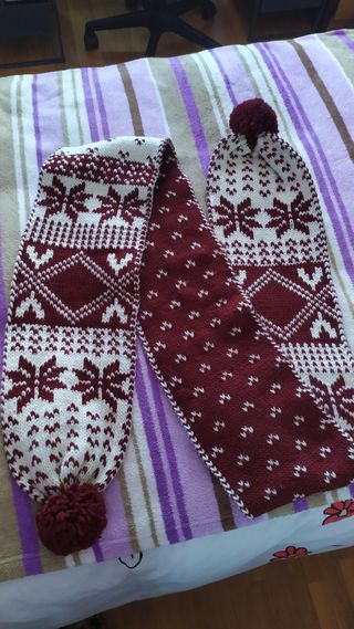 Bufanda roja y blanca