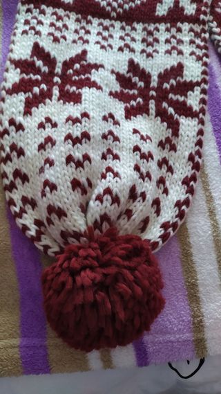 Bufanda roja y blanca