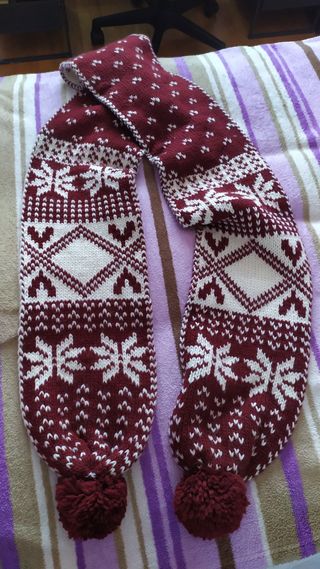 Bufanda roja y blanca