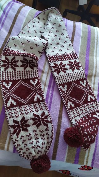 Bufanda roja y blanca