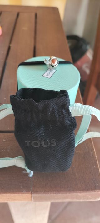 caja y sacó Tous