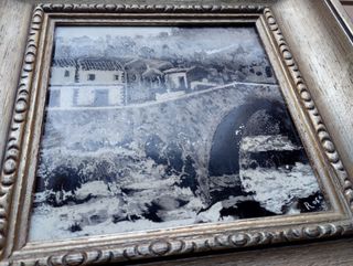 * Cuadro con azulejo pintado con paisaje de puente