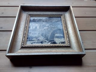 * Cuadro con azulejo pintado con paisaje de puente