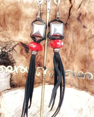 Pendientes largos de piel.