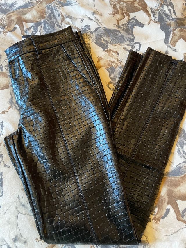 Pantalón polipiel Zara